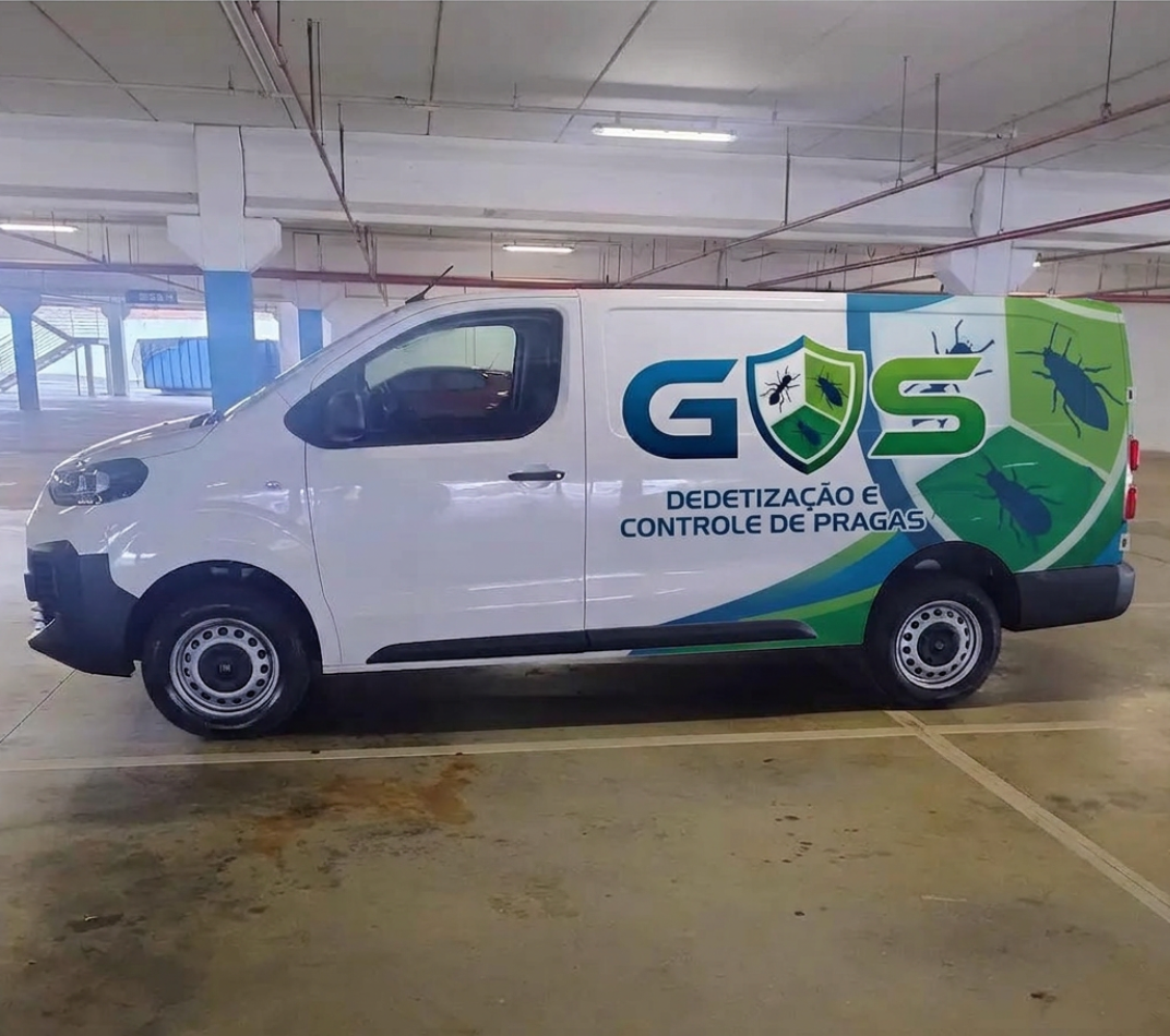 Furgão da frota GS Dedetizações pronto para atendimento de dedetização e controle de pragas